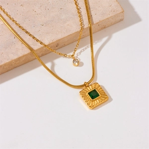 Collana a doppio strato in acciaio inossidabile dorato con pendente quadrato verde