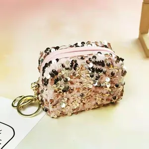 Detail van roze pailletten mini-portemonnee met gouden rits en sleutelhangerring