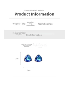 Vue détaillée des boucles d'oreilles triangles strass bleus avec base en alliage doré