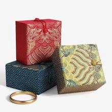 Détail des boîtes à bijoux traditionnelles chinoises en brocart de soie fine