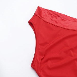 Détail d'une robe rouge à épaule dénudée avec coutures en tissu lisse et finition soignée
