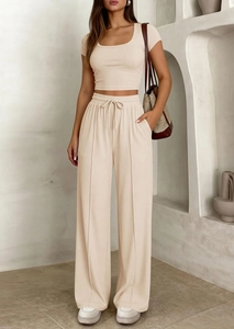 Détail du tricot beige de l'ensemble top court Y2K et pantalon large à cordon