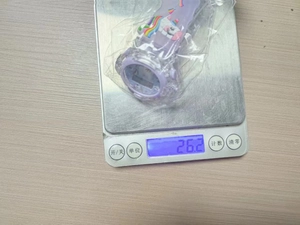 Detailed weight measurement showing 26.2g for a purple unicorn kids electronic watch