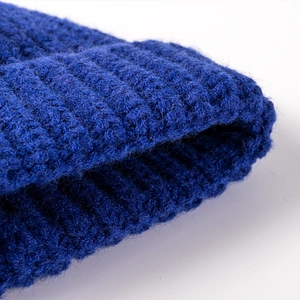 Bonnet en grosse maille bleu marine avec texture côtelée classique et laine d'hiver chaude