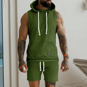 Détail du tissu en maille vert olive avec motif à chevrons sur le sweat à capuche sans manches