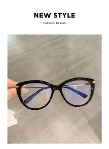 Dettaglio montatura nera cat-eye con trama a diamante e cerniere a molla in metallo