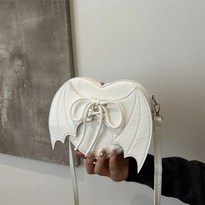 Borsa a tracolla bianca a forma di cuore con ali di pipistrello e lacci decorativi