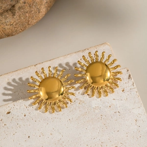 Boucles d'oreilles soleil vintage plaquées or 18 carats sur un socle en pierre naturelle