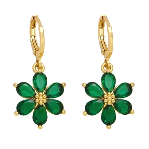 Elegante goldene Blumenohrringe mit grünen Zirkon-Blütenblättern auf weißem Grund