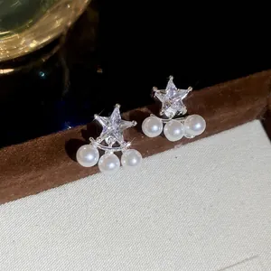 Orecchini a perno in argento a forma di stella e perle con zirconi per donna