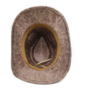 Detaillierte Draufsicht auf braunen Cowboyhut im Vintage-Look mit rissiger Textur und Kordel