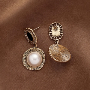 Boucles d'oreilles dorées vintage avec perles et ovales noirs sur tissu en soie