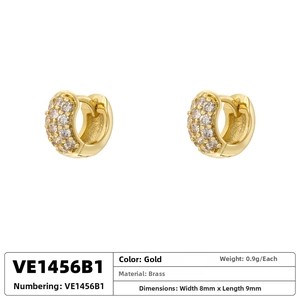 Dettaglio di orecchini a cerchio in ottone placcato oro 18K con pietre di zircone