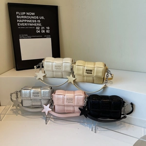 Sac bandoulière femme en cuir PU tressé 5 couleurs avec breloque étoile et chaîne chic