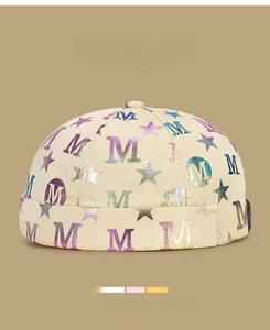 Détail du bonnet docker street style avec logo M holographique imprimé au laser