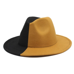 Vue détaillée d'un chapeau fedora bicolore noir et camel en feutre de laine à bord plat