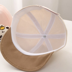 Détail de la structure intérieure à six panneaux du chapeau de soleil pour bébé