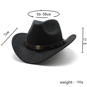 Détail du chapeau de cowboy en laine noire avec bande en cuir et boucle en métal