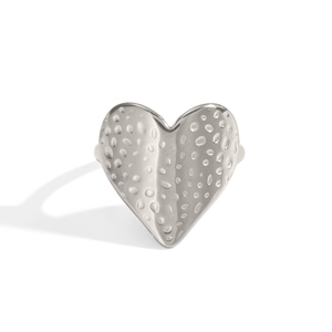 Vue détaillée d'une bague en forme de cœur avec texture martelée et fini argent