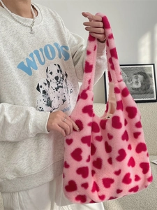 Pink plush heart tote bag made of faux fur with dense texture for winter fashion
