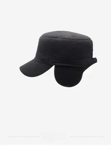 Detailansicht der Winter-Militärmütze mit Ohrenschützern und G SPORT Logo auf grauem Wollstoff