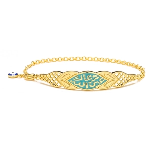 Detail eines 18K vergoldeten Armbands mit türkisfarbenem Emaille-Charm und blauem Auge