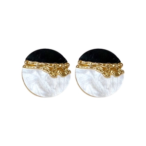 Boucles d'oreilles vintage en résine géométrique avec contraste noir et blanc marbré