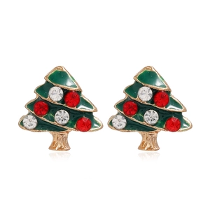 Détail de boucles d'oreilles sapin de Noël dorées avec émail vert et strass en cristal rouge