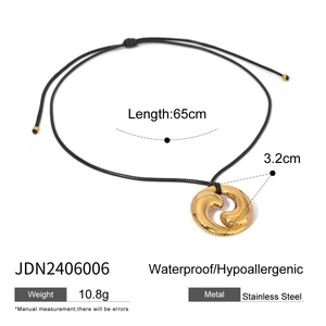 Detailansicht eines 3,2cm runden Edelstahl-Anhängers mit wasserdichter 65cm Kordel