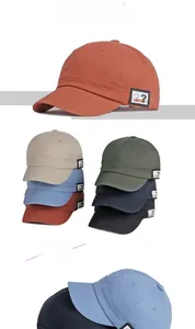 Detailweergave van retro baseballpetten met korte rand in zes verschillende vintage kleuren