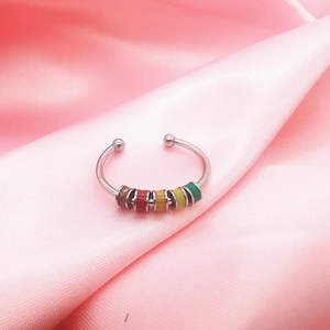 Verstellbarer Spinner-Ring aus Edelstahl mit bunten Emaille-Perlen auf Satin