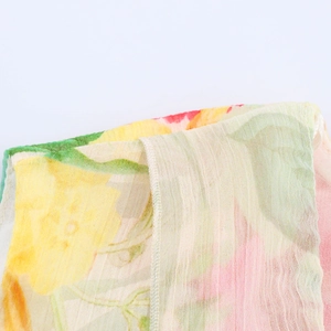 Détail du tissu en mousseline avec imprimé floral élégant et texture respirante