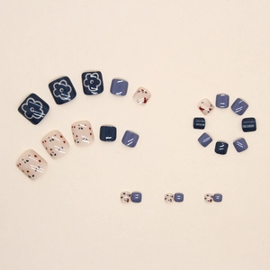 Elegante künstliche Zehennägel in Blau und Lila mit floralen Akzenten und Flocken-Design