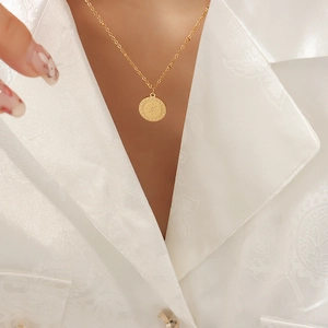 Collana con pendente a moneta stella dorata in acciaio al titanio su seta bianca