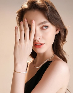 Gros plan d'un mannequin portant un ensemble de bijoux en argent S925 perle baroque et chaîne