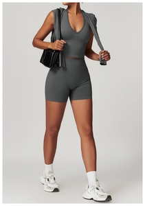 Détail de l'ensemble de yoga sans couture gris anthracite avec haut dos nageur et short