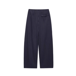 Detail der dunkelblauen gestreiften Leinenhose mit weitem Bein und Gesäßtasche