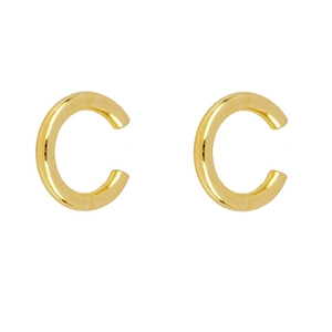 Bagues d'oreilles dorées en forme de C avec design minimaliste sur un fond blanc éclatant
