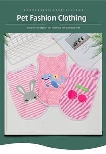 Dettaglio di tre gilet rosa per animali in cotone con stampe di coniglio balena e ciliegie