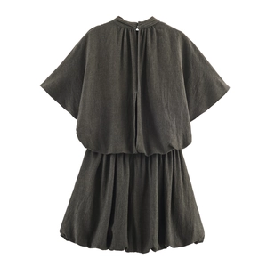 Mini abito grigio scuro con mantella e gonna a palloncino plissettata alla moda