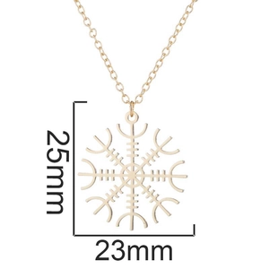 Goldene Schneeflocken Halskette für Damen mit 23mm x 25mm Anhänger auf weißem Hintergrund
