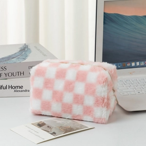 Dettaglio della borsa da trucco in peluche a scacchi rosa e bianchi con cerniera dorata