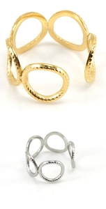 Detalle de anillos entrelazados en oro y plata con textura de cuerda y acabado liso pulido