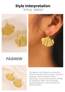 Détail de boucles d'oreilles feuille de ginkgo dorée avec textures naturelles et éclat métal
