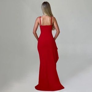 Vue détaillée du dos d'une robe de soirée rouge avec des volants et un dos ouvert