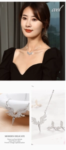 Vue détaillée du pendentif ailes d'ange en argent et boucles d'oreilles serties de zircons
