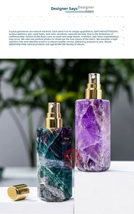 Makro-Detail von Parfümflaschen aus Naturfluorit und Amethyst-Kristall mit Goldpumpen