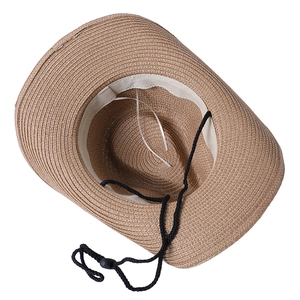 Vue détaillée d'un chapeau de cowboy en paille avec bandeau et mentonnière réglable