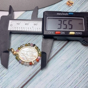 Mesure détaillée du pendentif Vierge Marie montrant un diamètre de 35,5 mm au pied à coulisse