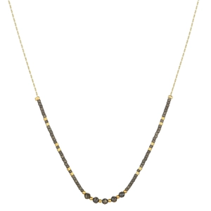 Détail du collier en chaîne dorée avec perles gris foncé et gemmes en cristal noir